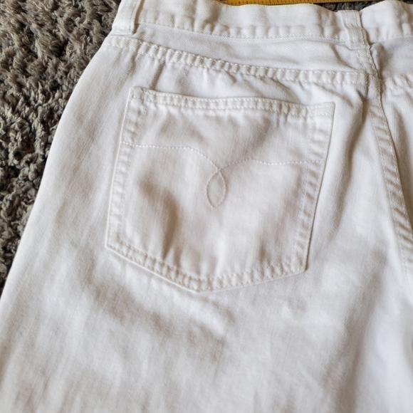 CONSERVATIVE White Bermuda Shorts - Picture 9 of 12